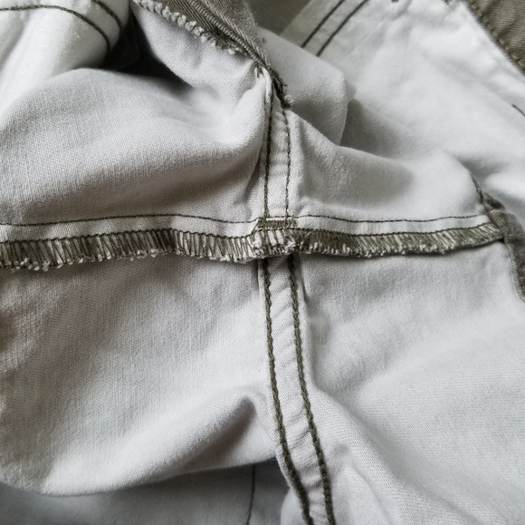 FINAL SALE EUC Levi's olive shorts - Picture 6 of 6